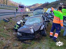 Accidente de tráfico en Aller: Un conductor de 69 años resulta herido tras salirse de la vía en la AS-112