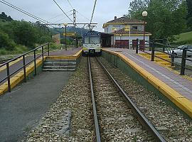 Tragedia en Gijón: Un hombre muere atropellado por un tren mientras recogía madera junto al apeadero de La Aguda