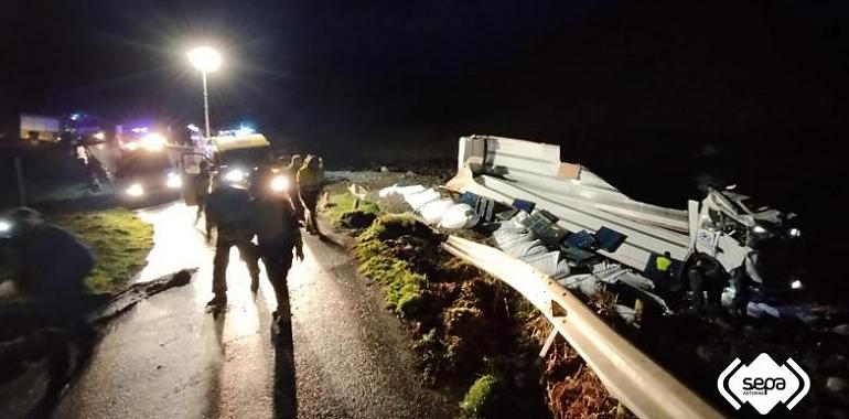 Rescate en Pormenande: un accidente de madrugada moviliza un gran operativo en El Franco