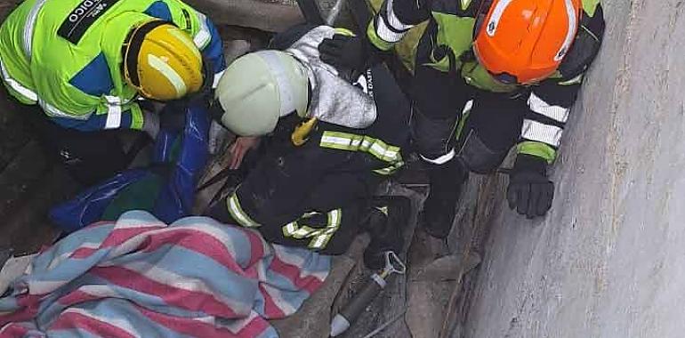 Rescate en El Franco: un hombre resulta herido tras hundirse el tejado de su casa