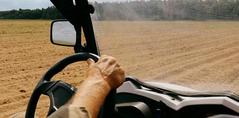 El tractor: una herramienta imprescindible convertida en una trampa mortal en el campo asturiano