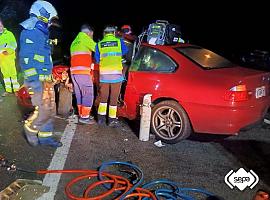 Noche de terror en Mieres: dos conductores heridos graves tras una brutal colisión en la N-630