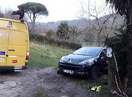 Un hombre de 84 años queda atrapado bajo la puerta de su coche en Piloña y es rescatado por los bomberos