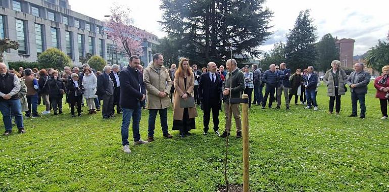 La Universidad de Oviedo rinde homenaje a Aníbal Vázquez, alcalde de Mieres fallecido en 2023