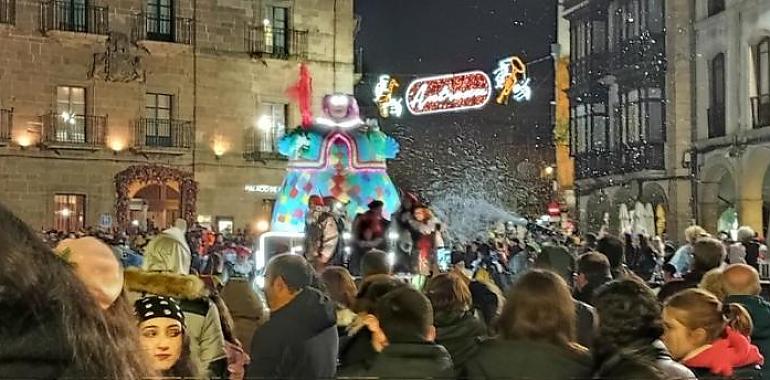 Avilés viaja en el tiempo con el Descenso de Galiana: un delirio de espuma, disfraces y pura magia festiva