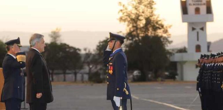 Piñera en la ceremonia de graduación en la FACH