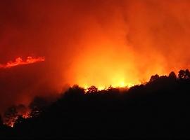 Asturias en alerta: fuertes vientos y una decena de incendios activos en once concejos