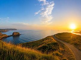 Asturias despierta frente a La Ladrona: el amanecer que convierte la costa de Castrillón en una postal insuperable