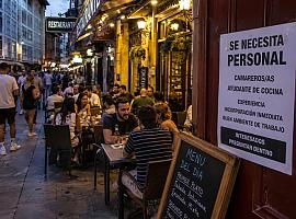 Verano al límite en la hostelería asturiana: sobran clientes, faltan trabajadores y nadie quiere ni ir a la entrevista