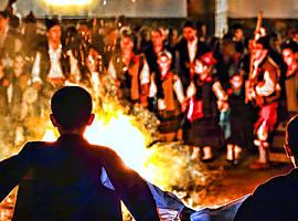 Llanes arde por La Magdalena: fuego, claveles rojos y dieciocho horas de tradición en el día grande