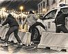 Expulsados del desfile de San Timoteo, acabaron atacando a patadas un coche municipal y destrozando las barreras de seguridad