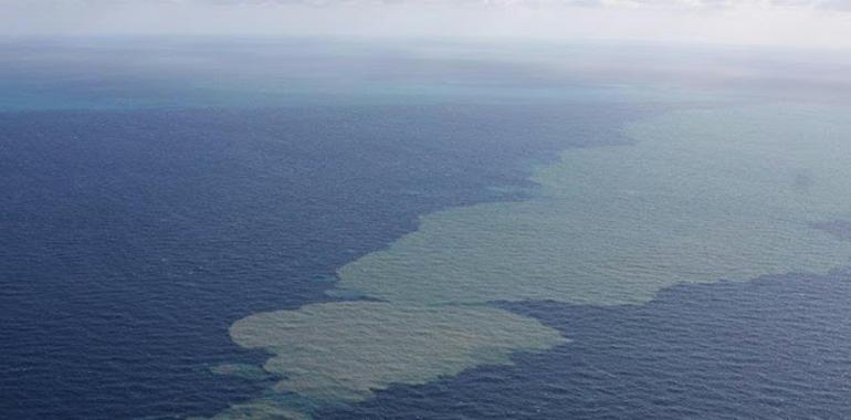 Crece la mancha en el mar generada por el volcán submarino de El Hierro 