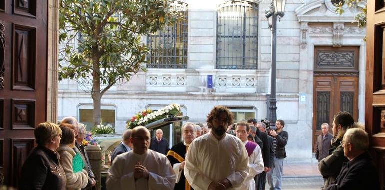 Multitudinario funeral por Antonio Cueto, decano de Medicina