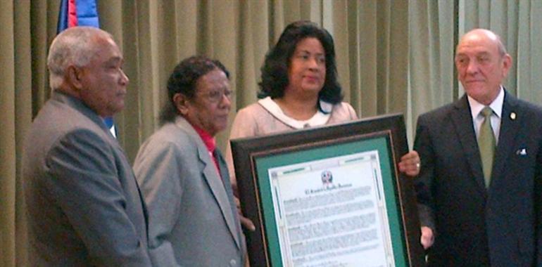 Homenaje a Ramón Oviedo en el Senado dominicano