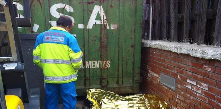 Un hombre fallece al caerle encima un contenedor de obra en Leganés