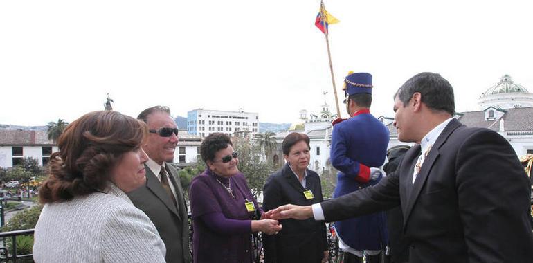 Correa recibe como obsequio el bolígrafo que perteneció a César Augusto Alfaro 