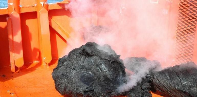 El volcán submarino de La Restinga continúa expulsando material magmático a la superficie
