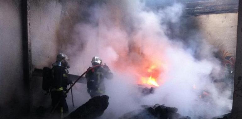 Los Bomberos controlan un incendio en el antiguo matadero de Pozuelo