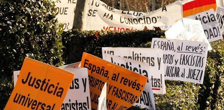 Miles de manifestantes protestan ante el Tribunal Supremo por la condena a Garzón