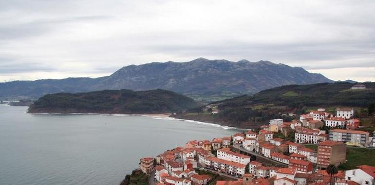 Efectivos de Bomberos evitan la pérdida de una draga en Lastres, tras la rotura de varias estachas