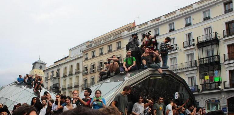 Las asambleas de Sol y otras plazas españolas deciden mantener las acampadas tras las elecciones