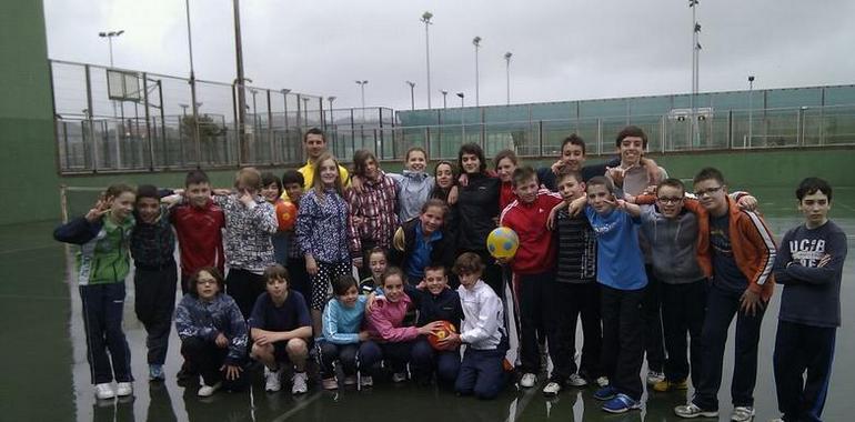 Taller de Deportes colectivos del club Natación Santa Olaya 