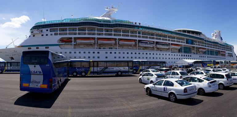 El “Vision of the Seas” inaugura la temporada de cruceros en el Puerto de Gijón 