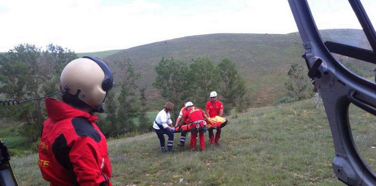 El Grupo de Rescate de Protección Civil auxilia a una mujer indispuesta en una zona de difícil acceso