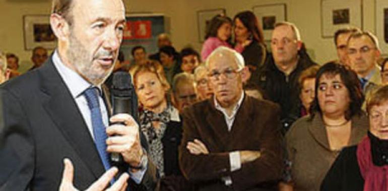 Rubalcaba denuncia el "delirio recortador" en el que se han instalado los gobiernos populares