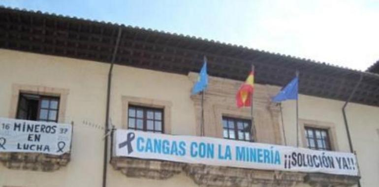 Industria de CCOO de Asturias, con los mineros encerrados en el Ayuntamiento de Cangas de Narcea