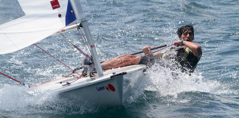 Carlos Ordóñez, del Real Astur de Regatas, campeón de Asturias de Laser Radial