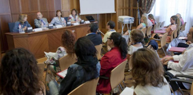 Elsa González rinde homenaje a los periodistas asesinados por ETA en la Escuela de Periodismo «Juantxu Rodríguez»