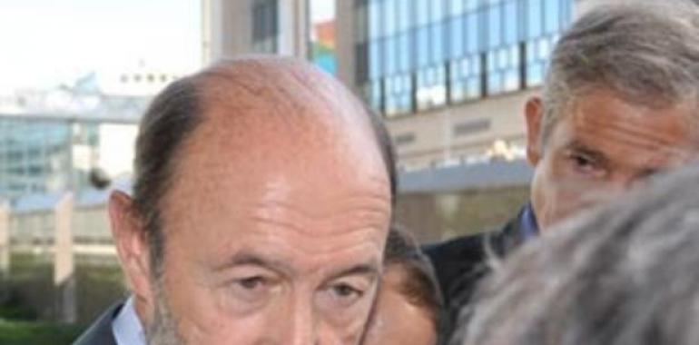 Rubalcaba no apoyará que para bajar la prima de riesgo lo hagan las pensiones, las becas o el paro