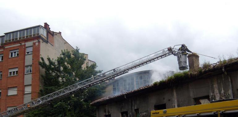 El fuego calcina una vivienda en Oñón, Mieres