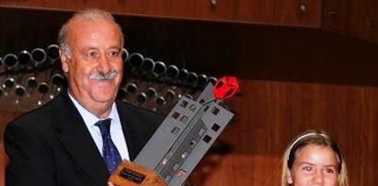 Del Bosque, premiado por Save The Children