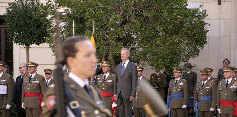 Morenés preside la inauguración del curso en la Academia de Caballería