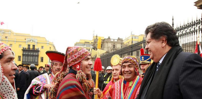 Alán García condecora con la Orden “El Sol del Perú”  a la imagen del Señor de Qoylloriti