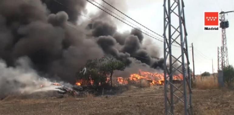 Un voraz incendio alcanza ya a tres naves industriales en el Polígono de Seseña