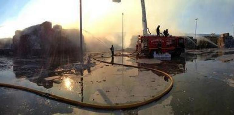 Un incendio destruye más de 3000 toneladas de papel en una industria de Fuenlabrada