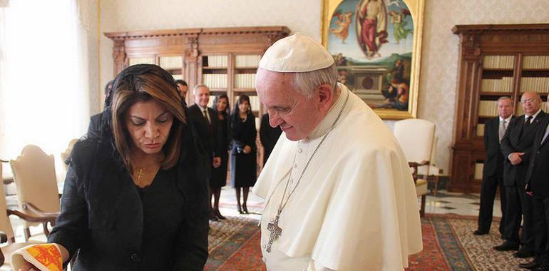 La trata de seres humanos y el cambio climático en el encuentro del Papa con la presidenta Chinchilla