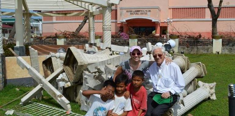 Padre ángel,  de Mensajeros de la Paz, en Filipinas para valorar los daños causados por el tifón  