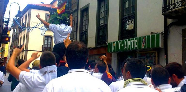 Cangas del Narcea puso fin a su semana de pólvora con la Jira a Santa Ana y una pagana procesión