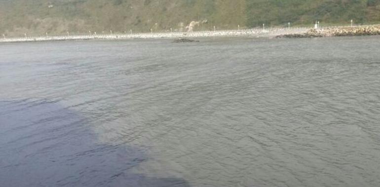 El vertido sospechoso en la Ría de Avilés procede de agua de lluvia