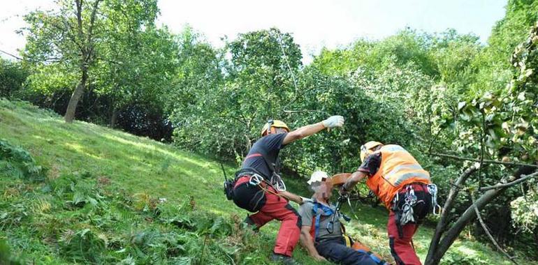 Rescatado un herido a causa de una caída en Espinaredo (Mieres)