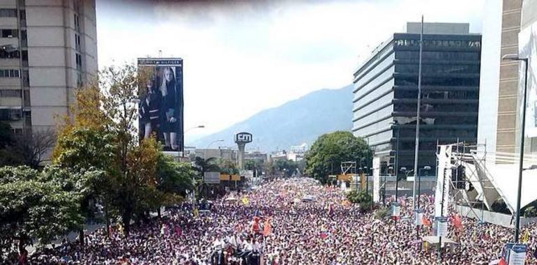 Masiva y serena respuesta en Venezuela a la represión de Maduro