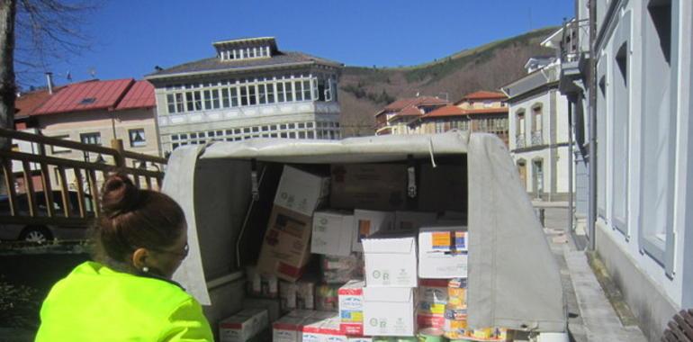 Reparto de alimentos a familias con menos recursos en Allande