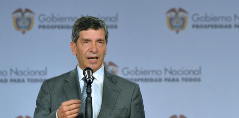 Presidente Santos cesa al alcalde de Bogotá y pone el ministro de Trabajo en su lugar