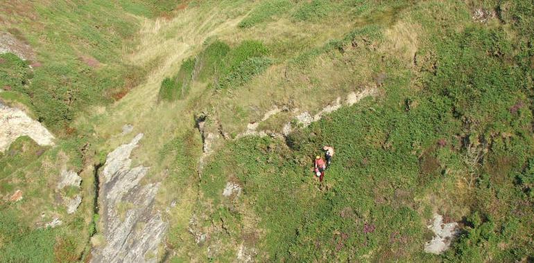 Exitoso rescate de dos mareantes en La Vallina, Cudillero