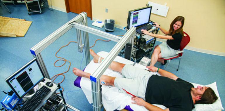 Parapléjicos recuperan el movimiento voluntario con electrodos