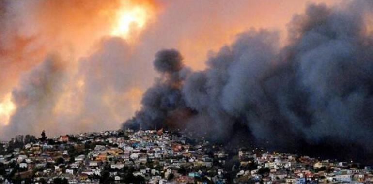 Valparaíso lucha contra los efectos del devastador incendio que deja 10.000 evacuados